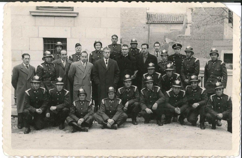9. Cuerpo de Bomberos de Ávila en el parque del Palacio del Rey Niño, 1958. Por arriba, de izda a dcha:  1: Luis. 2: Jose A. de la Hoz. 3: Victorino. 4: Agapito. 5: Nieto. 6: ¿. 7: Ángel. 8: Fernando. 9: Manuel Aparejador). 10: