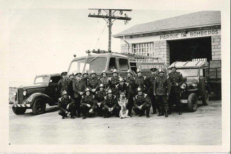 17. Los Bomberos de Ávila en el Parque de la Avda. de Madrid. Foto Mendoza, 1961.