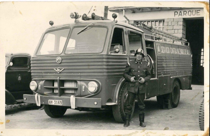 16. Pel bombero de Ávila en el Parque de la Avda. de Madrid. Foto Mendoza, 1961.