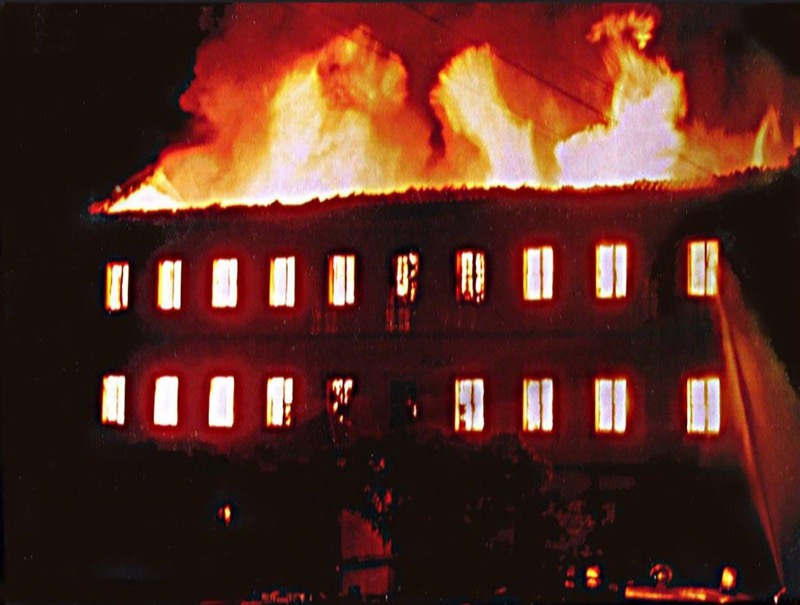 22. La antigua Fábrica de Harinas en llamas. Foto Lumbreras, 1984.