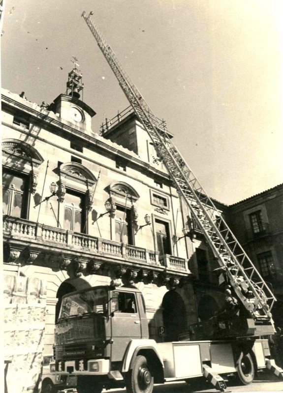 19. Práctica de los Bomberos de Ávila en la Casa Consistorial. Hacia 1976. Foto de archivo.
