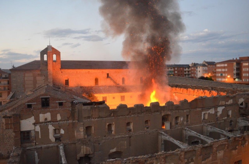 25. Incendio en el antiguo monasterio de Las Gordillas, 2013. Foto JM Sanchidrián.