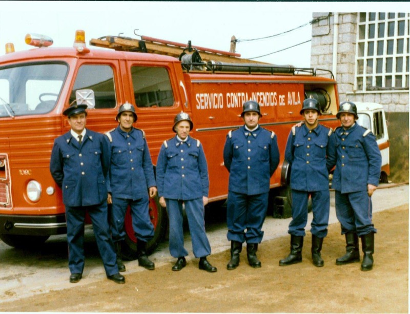18. Bomberos de Ávila mandados por Agapito Hernández en el Parque de la Avda. de Madrid, hacia 1976.