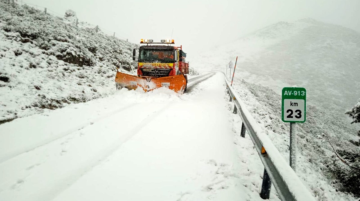Nieve en la carretera AV-913 en la mañana del  viernes.