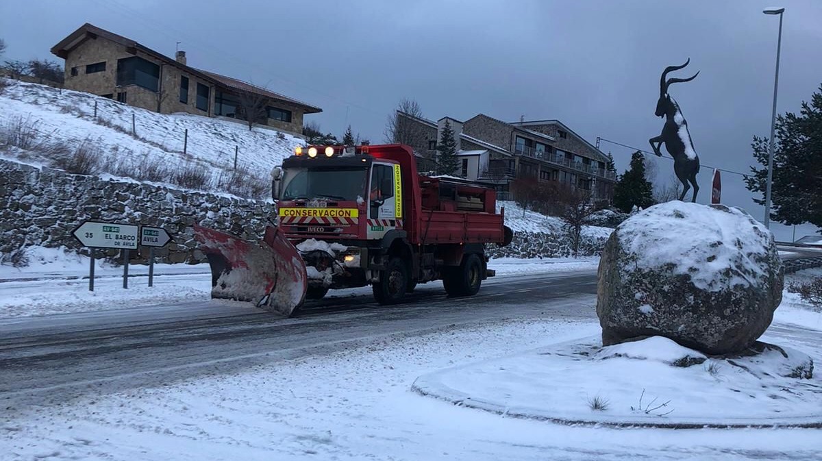 Carretera AV-941 en Hoyos del Espino en la mañana del domingo.
