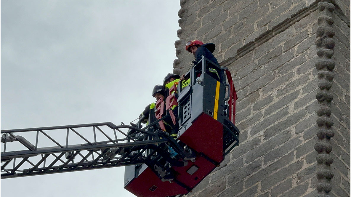 Recientes prácticas de los bomberos en la catederal de Ávila.