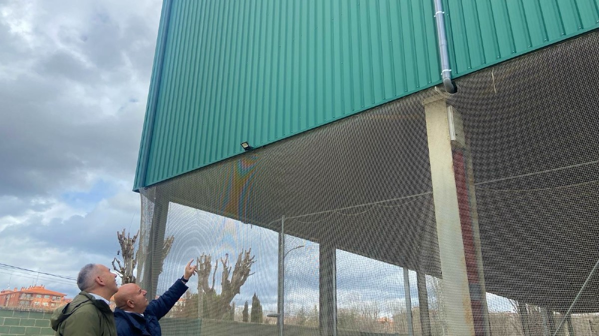Instalación de la placas solaes en la Cubierta Multiusos.