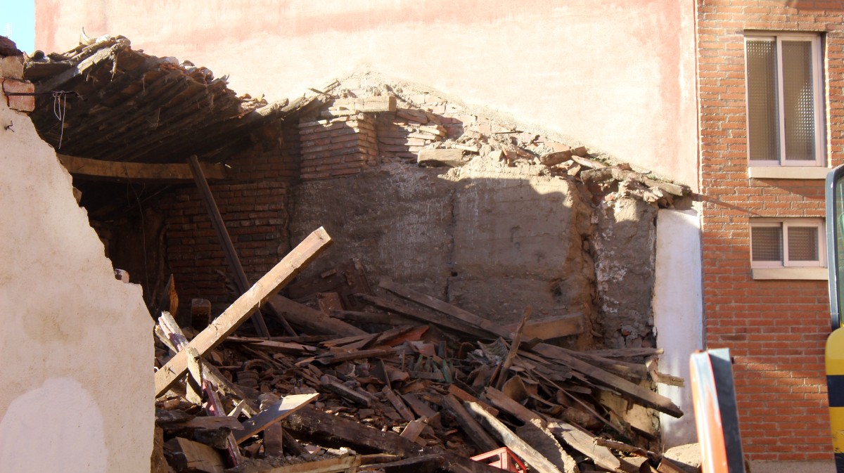 Encofrado de tierra del edificio derribado.