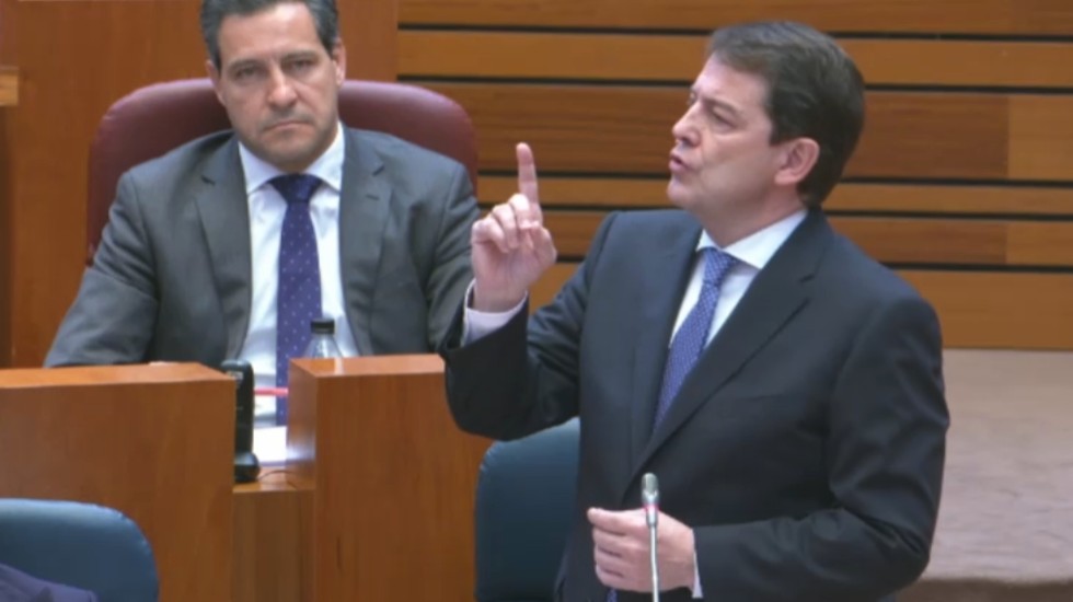 El presidente de la Junta interviene en el pleno de las Cortes.