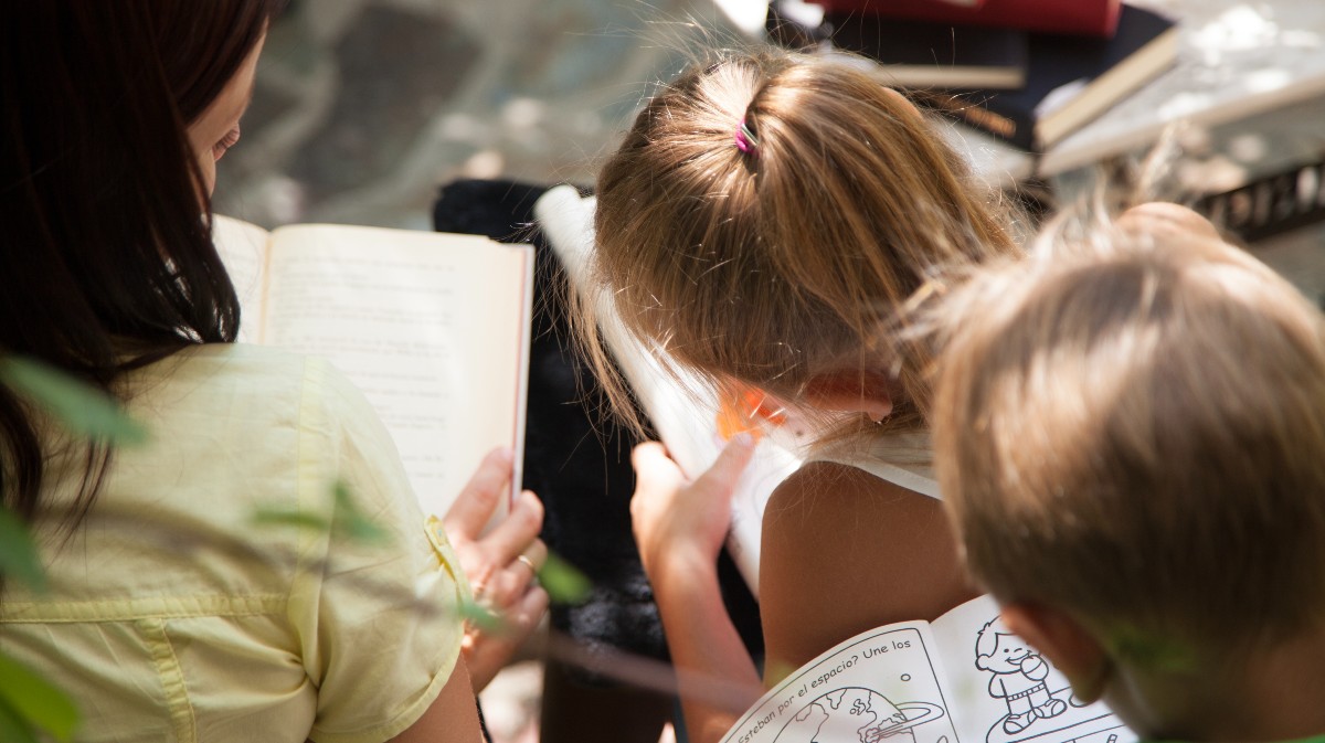 Varios niños leyendo.