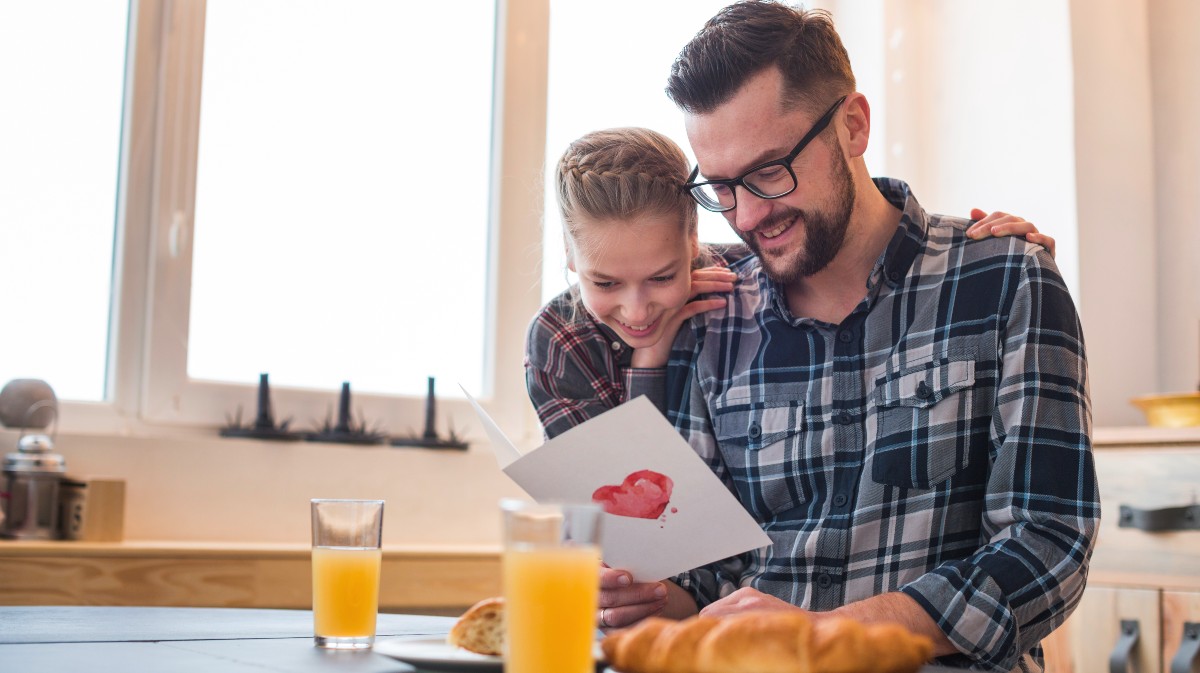 Una niña felicita a su padre.