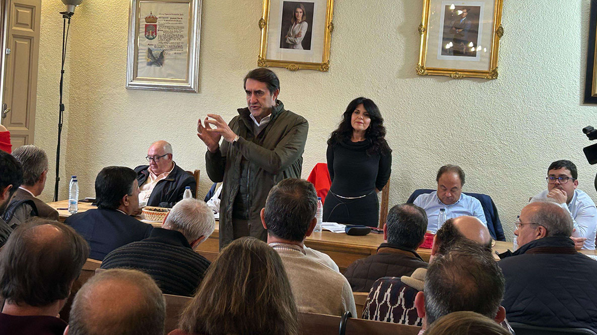 consejero de Medio Ambiente, Vivienda, Juan Carlos Suárez-Quiñones durante la subasta