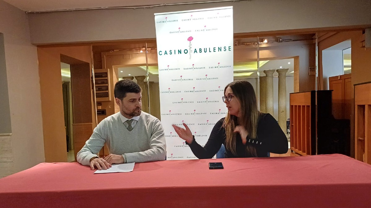 David Jim&eacute;nez Ramos y la vocal de Comunicaci&oacute;n del Casino, Almudena P&eacute;rez Ar&eacute;s, presentan la conferencia.