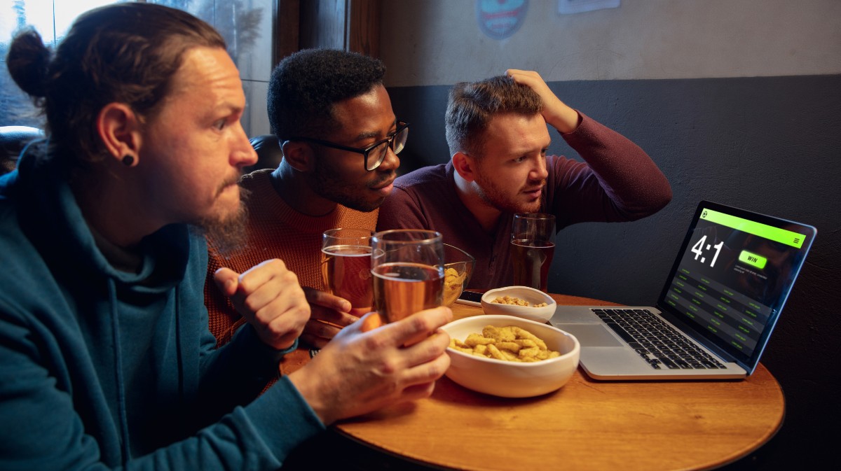 Imagen de archivo de varios jóvenes apostando ante un ordenador.