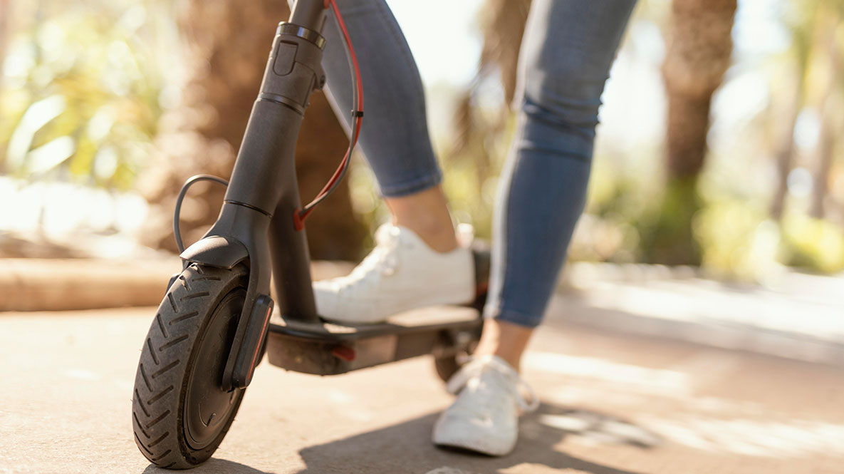 Imagen de archivo de un patinete eléctrico