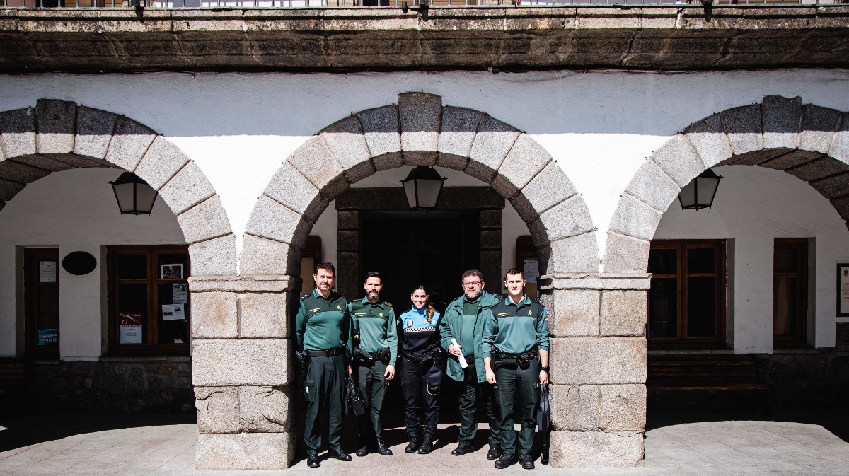 El teniente coronel de la Guardia Civil de Ávila, Gustavo Dorda, con agentes de El Tiemblo y de la Policía Local de El Tiemblo.