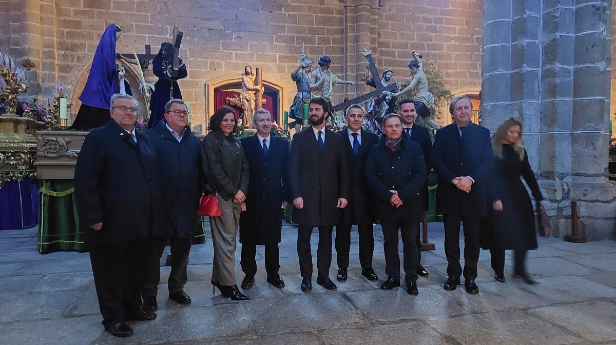 García-Gallardo y representantes de Vox en su visita a la catedral de Ávila.