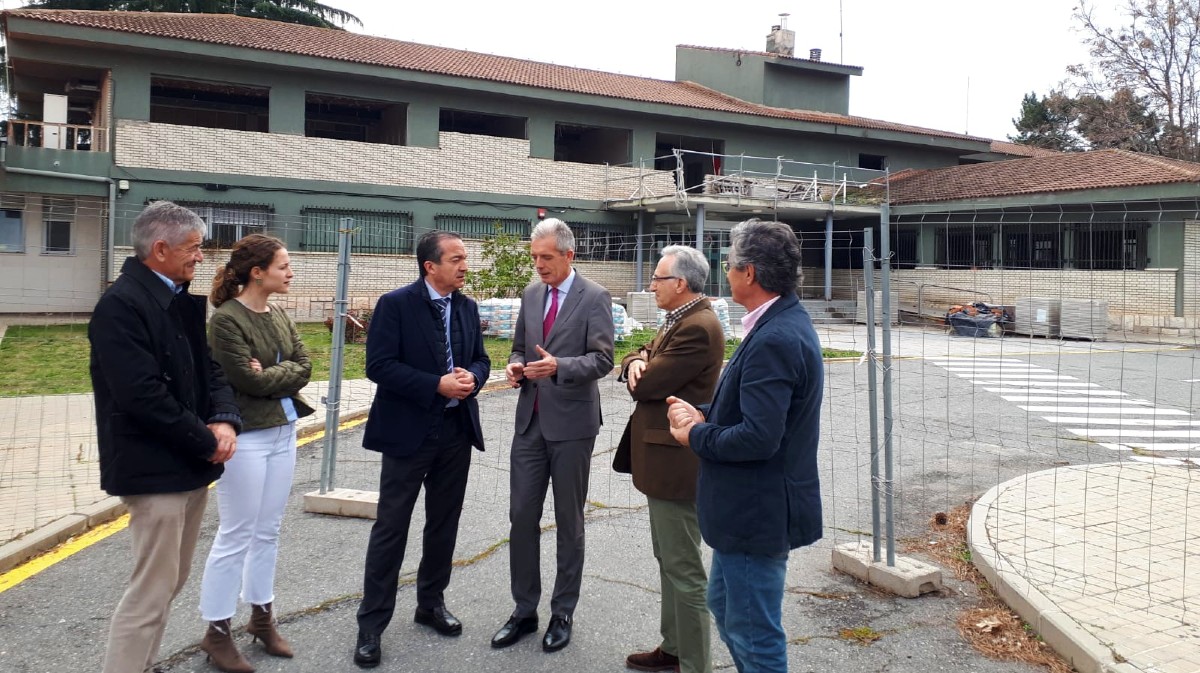 El alcalde de Arévalo y el delegado de la Junta ante las obras paralizadas del centro de salud.
