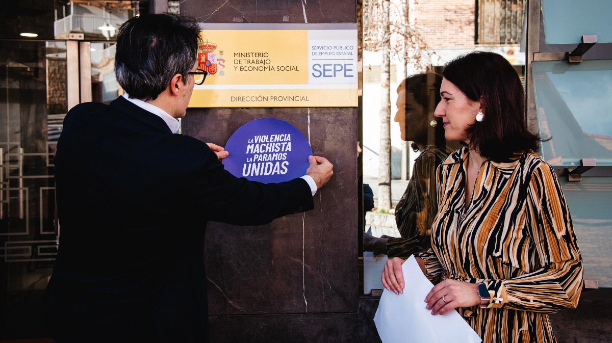 El subdelegado del Gobierno y la directora del SEPE colocan el distintivo de Punto Violeta.
