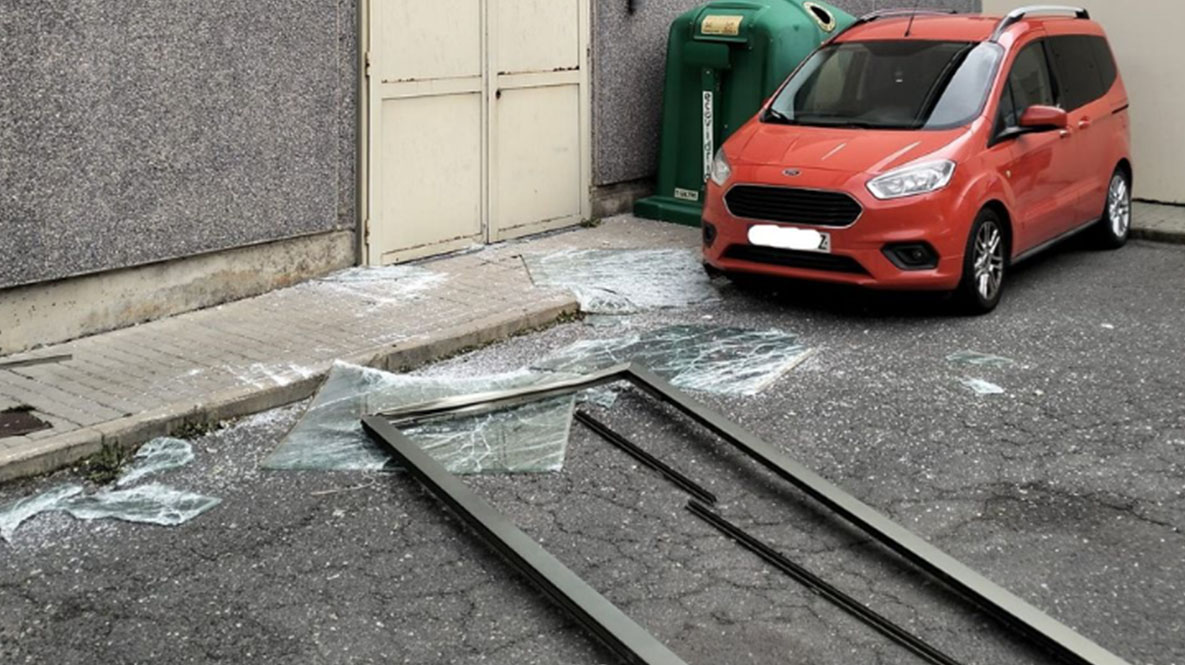 Cristales caídos en la calle Santiago de Compostela. Foto: @EmergenciaAvila.
