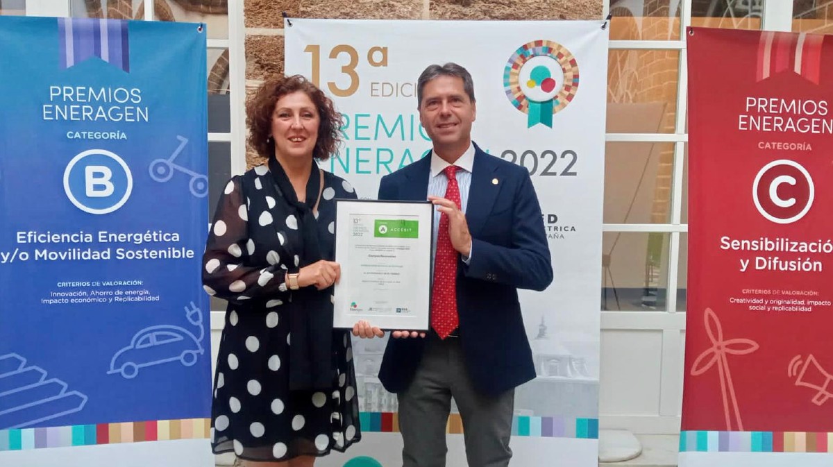 Imagen de archivo de la entrega del premio al Ayuntamiento de El Tiemblo.