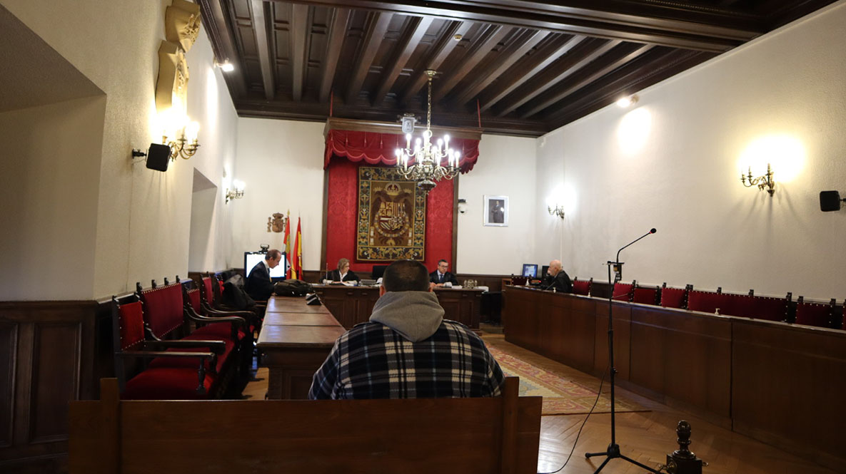 El condenado sentando en el banquillo durante la vista oral