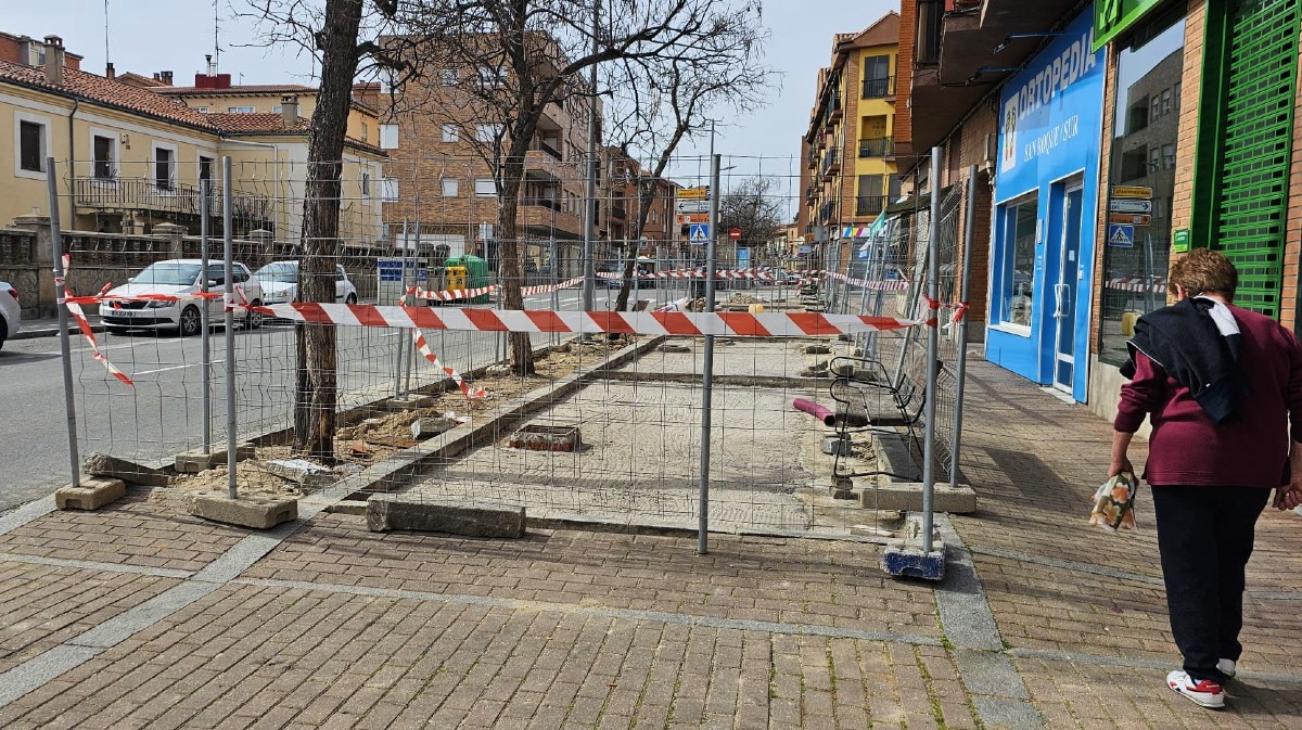Obras de mejora de aceras en la calle Jesús del Gran Poder.