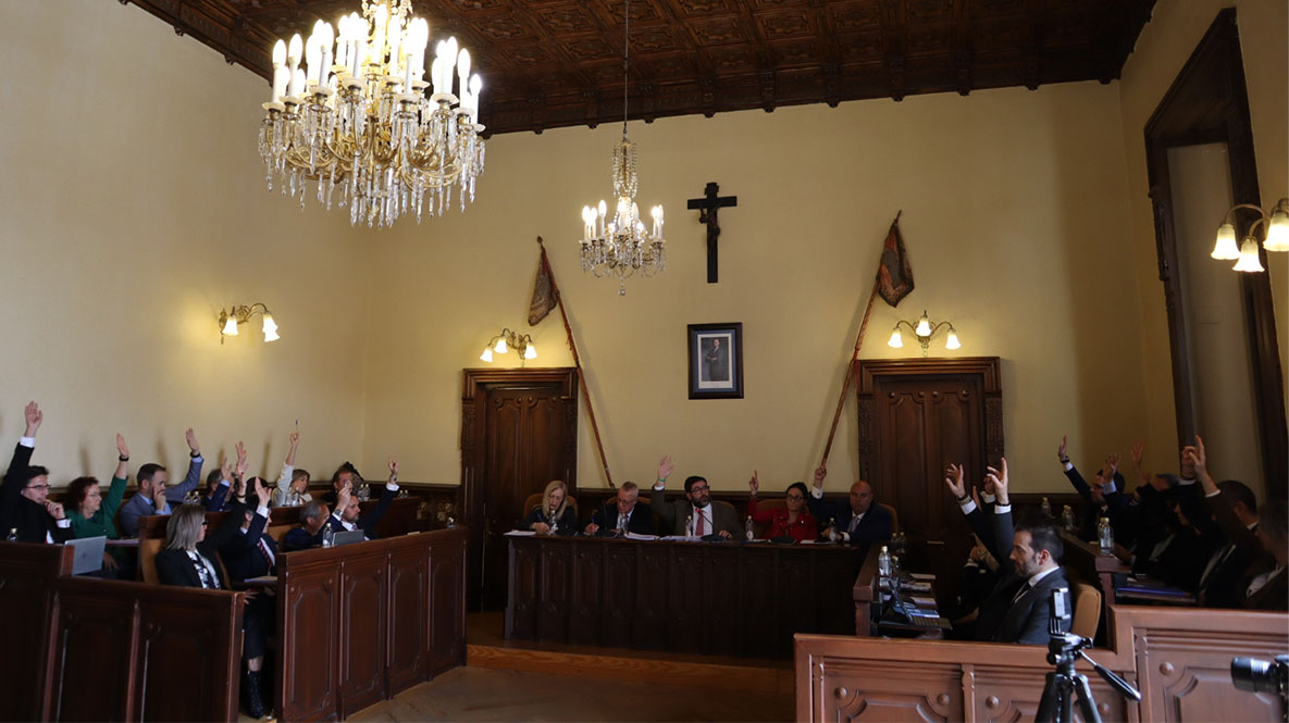 Pleno votando por unanimidad