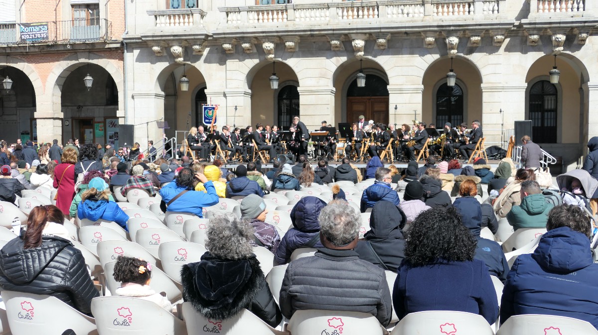Encuentro de Bandas de Música en la plaza del Mercadol Chico.