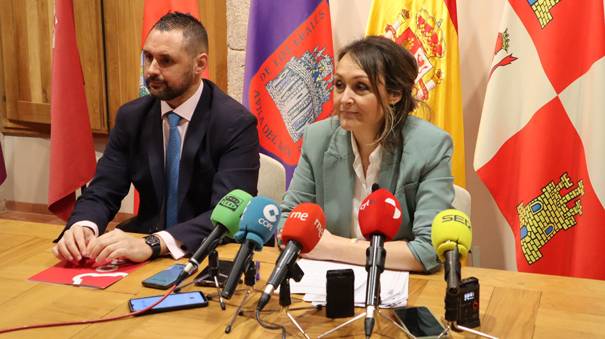 El portavoz del equipo de Gobierno, José Ramón Budiño, y la Tte. de alcalde de Hacienda y Recursos Humanos, Ángela García