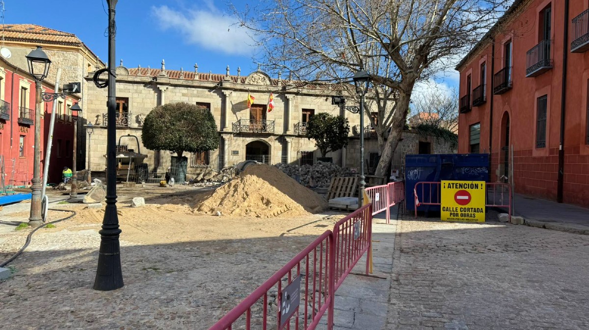 Obras en la plaza de Nalvillos ante el Museo de Ávila.