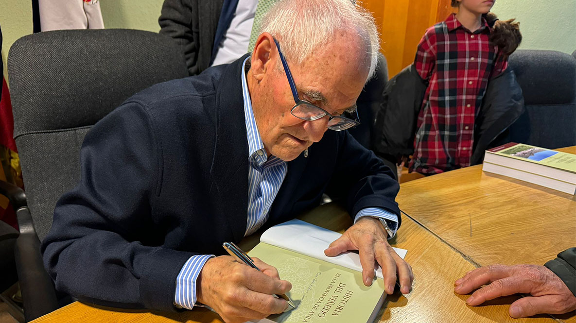 José Antonio Somoza firmando uno de sus libros