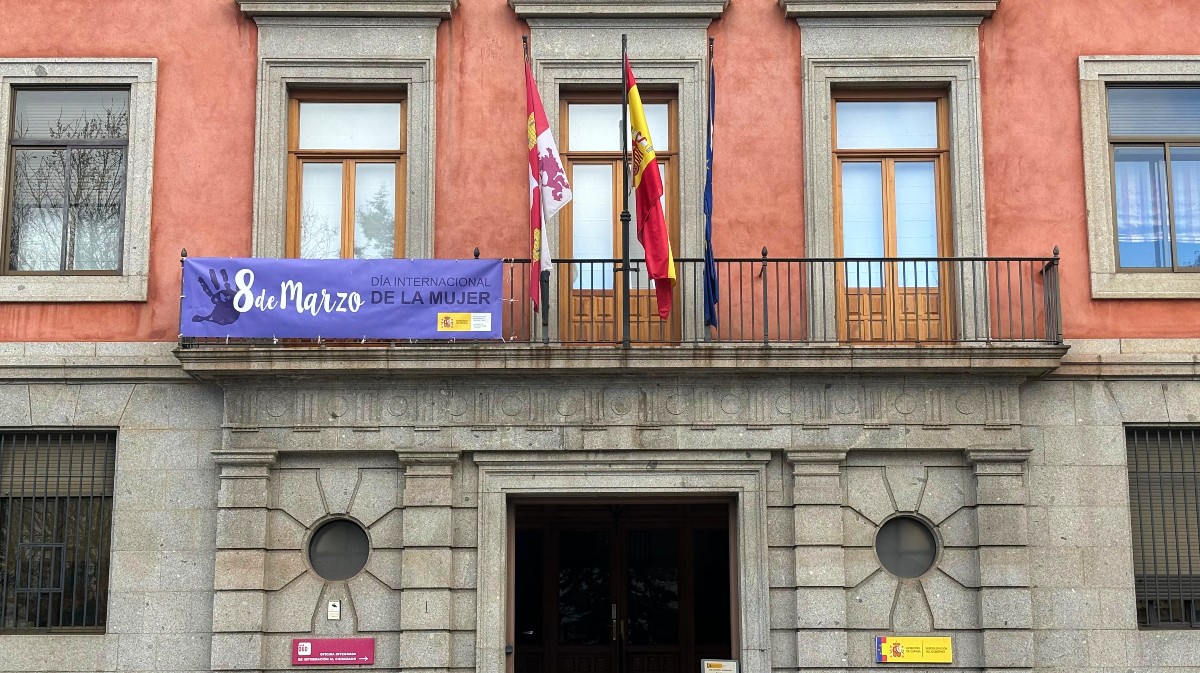 Pancarta en la Subdelegación del Gobierno con motivo del Día de la Mujer.