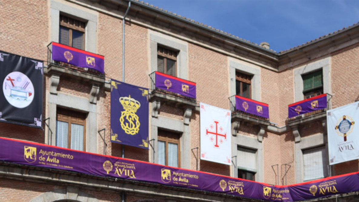 Balconeras de Semana Santa en la plaza del Mercado Chico