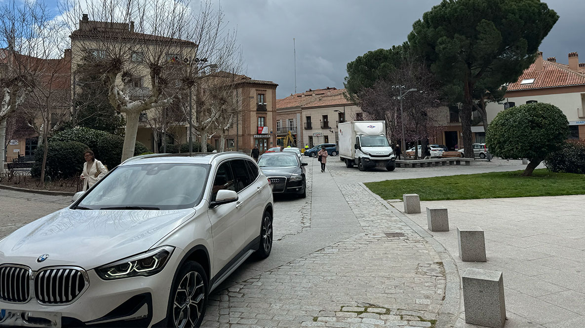 Vehículos circulando por la plaza del Ejército