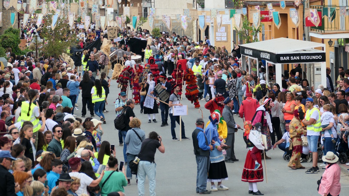 Desfile del festival Mascarávila en El Fresno en 2023.