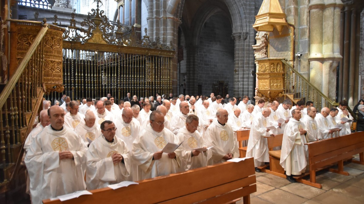 Misa crismal en la catedral de Ávila.