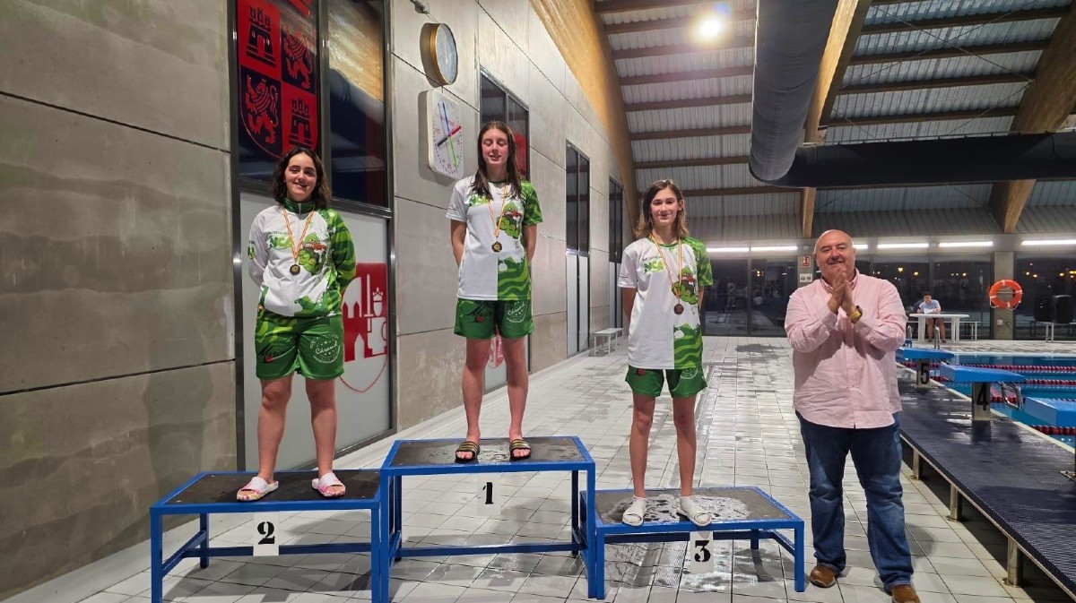 Podio de la jornada de natación de los Juegos Escolares.