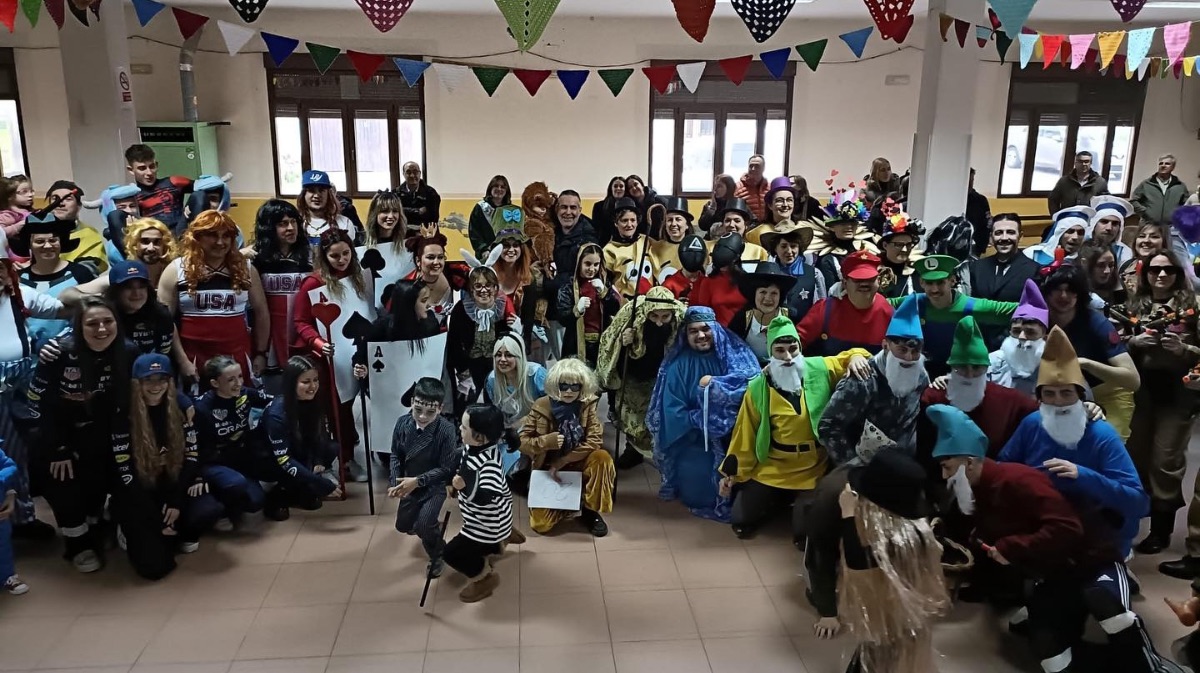 Vecinos de Ramacastañas celebran el carnaval.