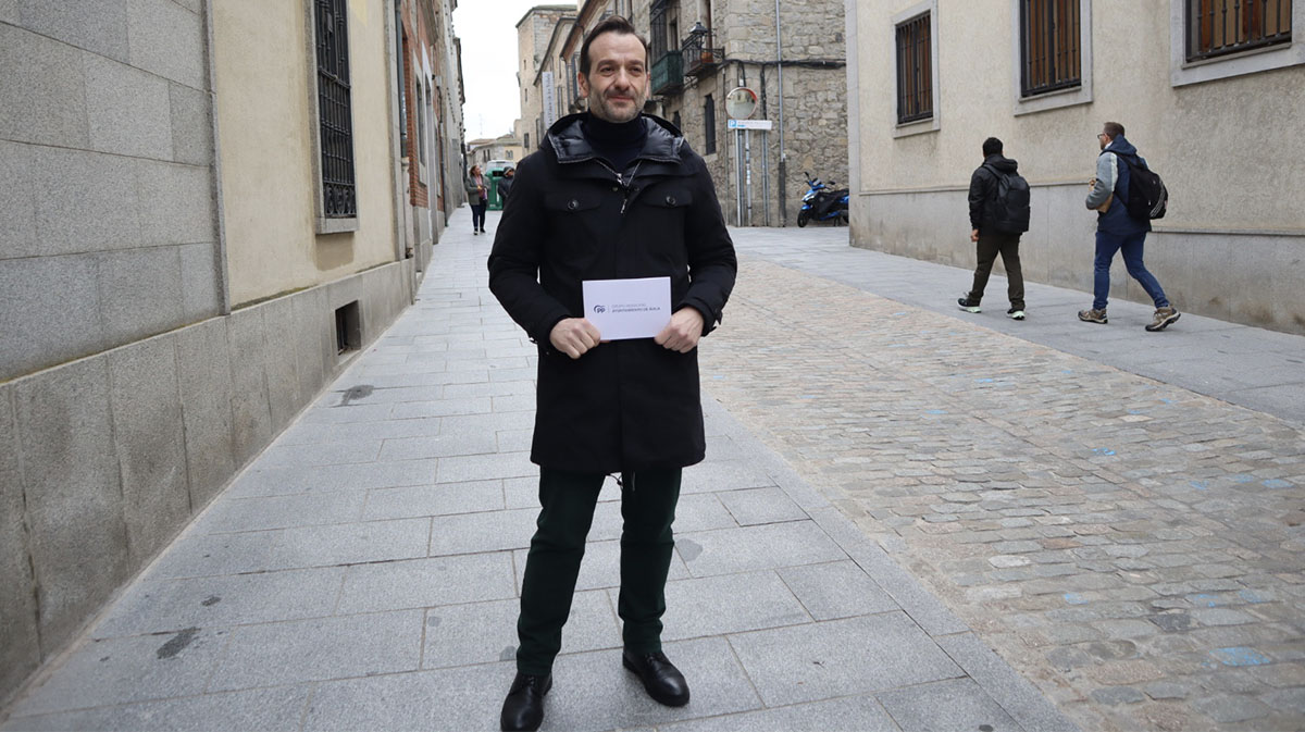 Jorge Pato, portavoz del PP, en la calle del Tostado