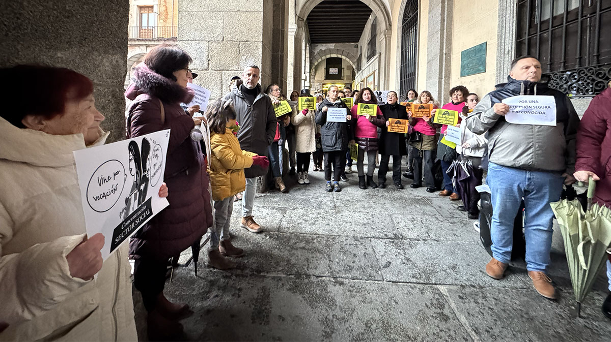 Trabajadores sociales se concentran para pedir mejoras laborales