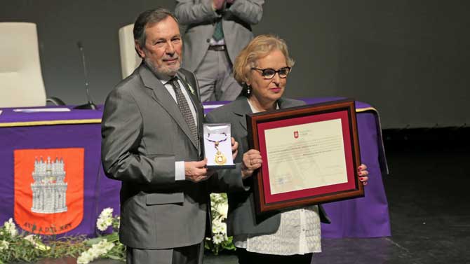 La AECC recibe la Medalla de Oro de Ávila en 2020.