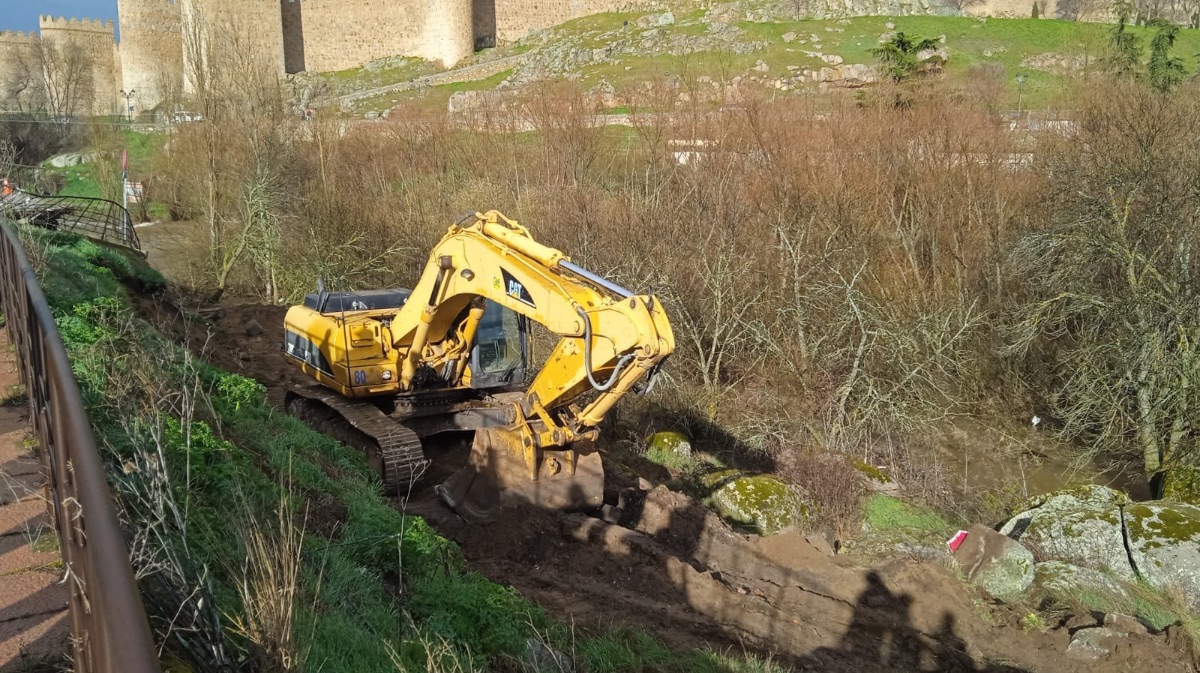 M&aacute;quina retroexcavadora en el r&iacute;o Adaja.