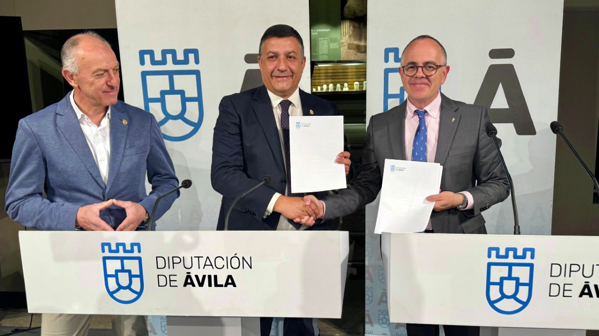 Frma del convenio entre Diputaci&oacute;n y Junta de Cofrad&iacute;as.