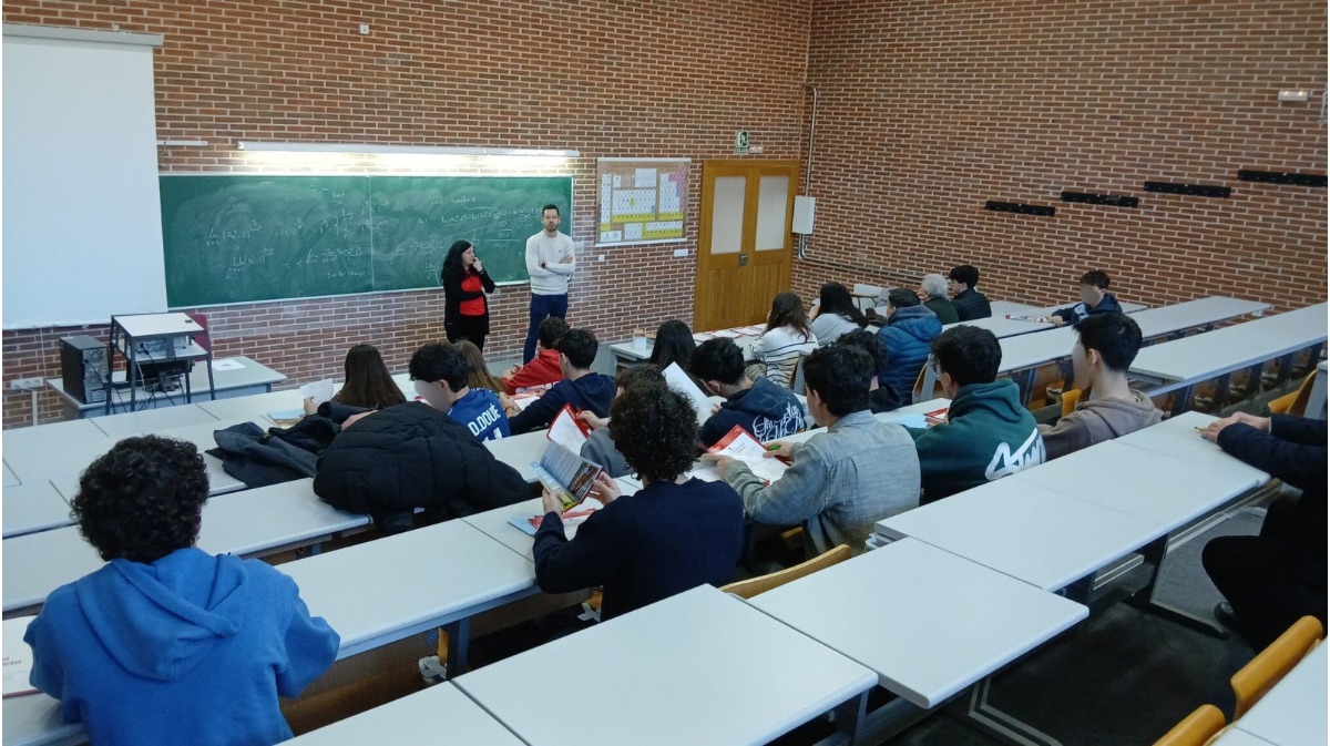 Alumnos del IES L&oacute;pez Aranguren en la jornada de puertas abiertas
