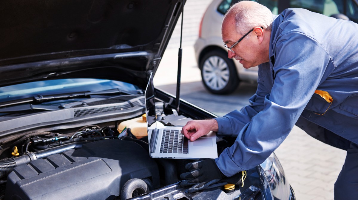 Un mec&aacute;nico revisa un veh&iacute;culo.