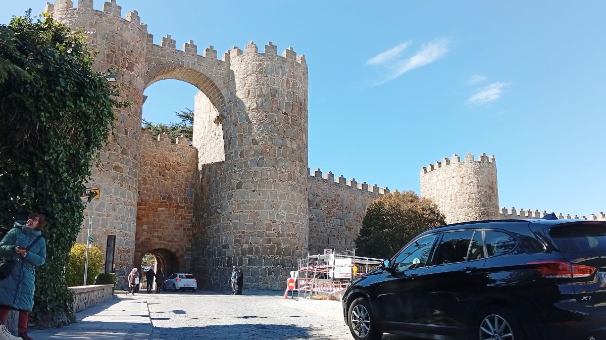Avenida de Portugal ante la muralla, en la ma&ntilde;ana del viernes.