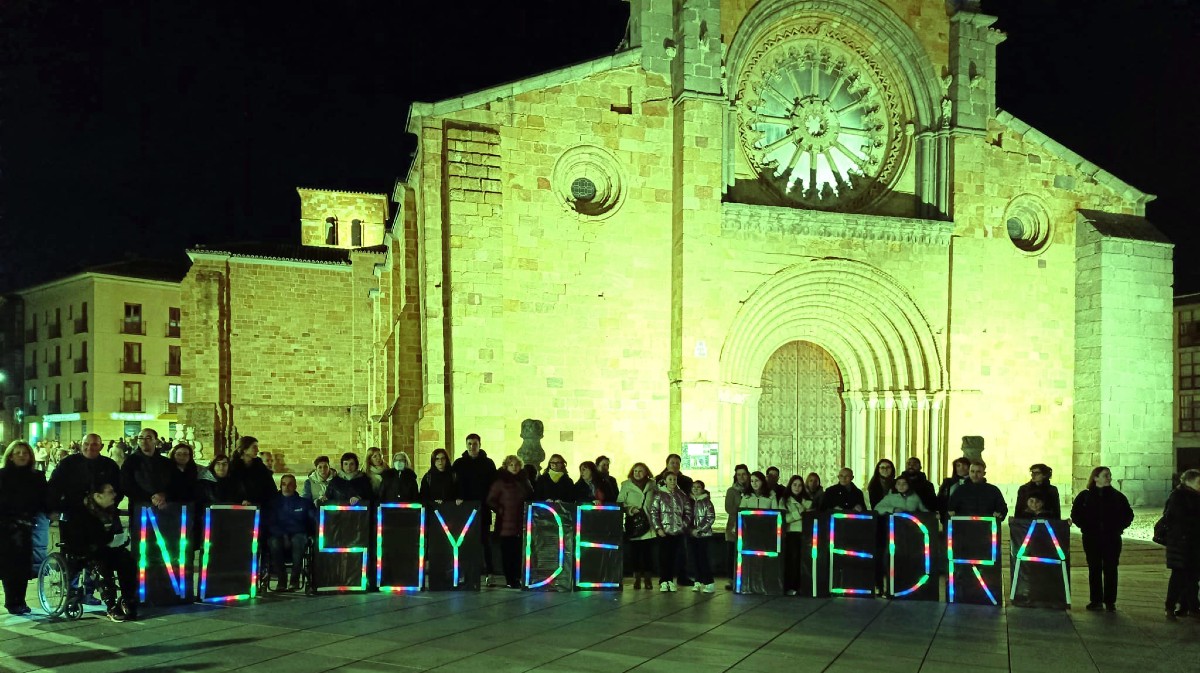 Conmemoraci&oacute;n del D&iacute;a Mundial de las Enfermedades Raras ante la iglesia de San Pedro.