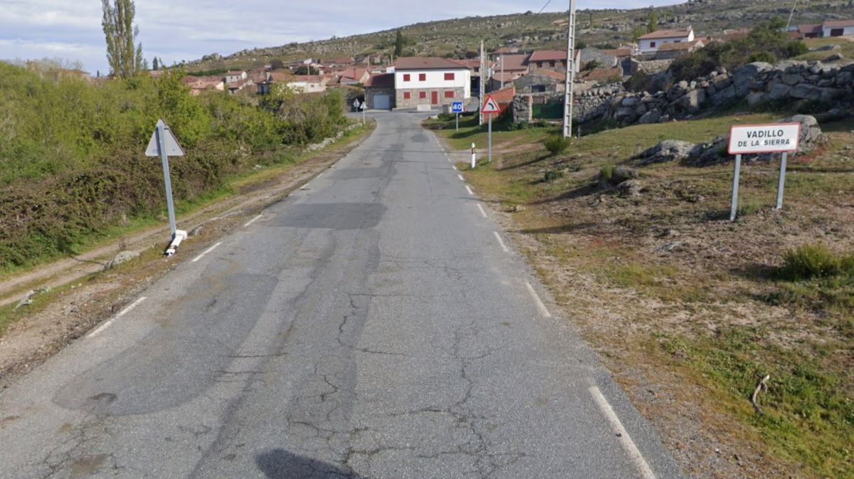 Acceso a Vadillo de la Sierra por la AVP-636