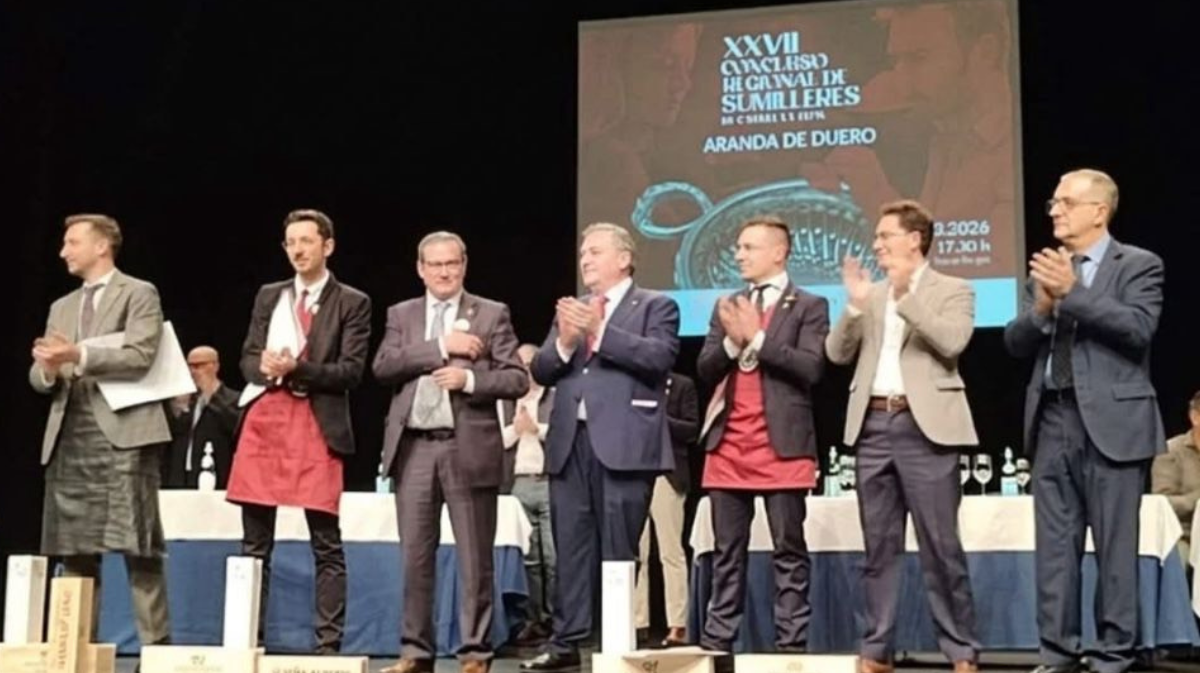 Los finalistas y autoridades posan en Aranda de Duero en el Campeonato de Sumilleres de Castilla y Le&oacute;n.
